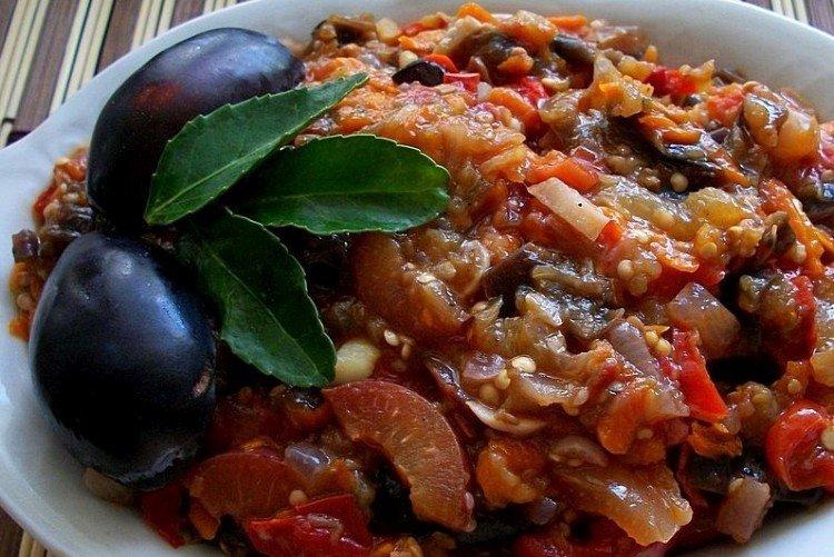 Auberginen-Sauté mit Pflaumen