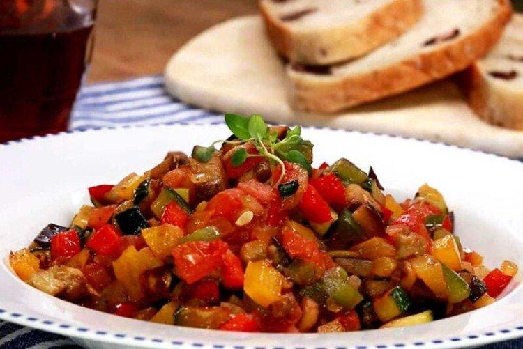 Sauté mit Auberginen und Zucchini
