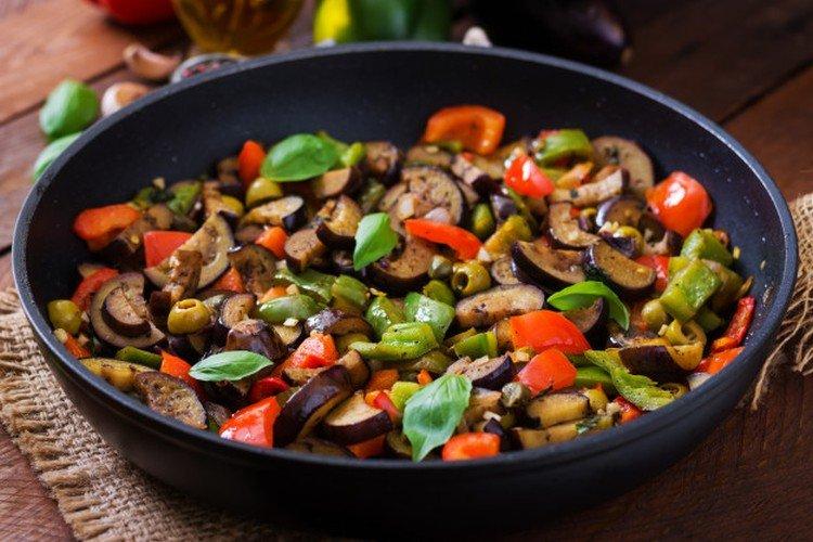 Auberginen-Sauté mit Paprika und Oliven