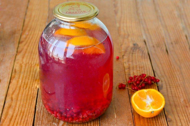 Kompott aus roten Johannisbeeren mit Orange