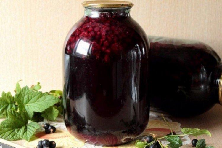 Kompott aus schwarzen Johannisbeeren für den Winter