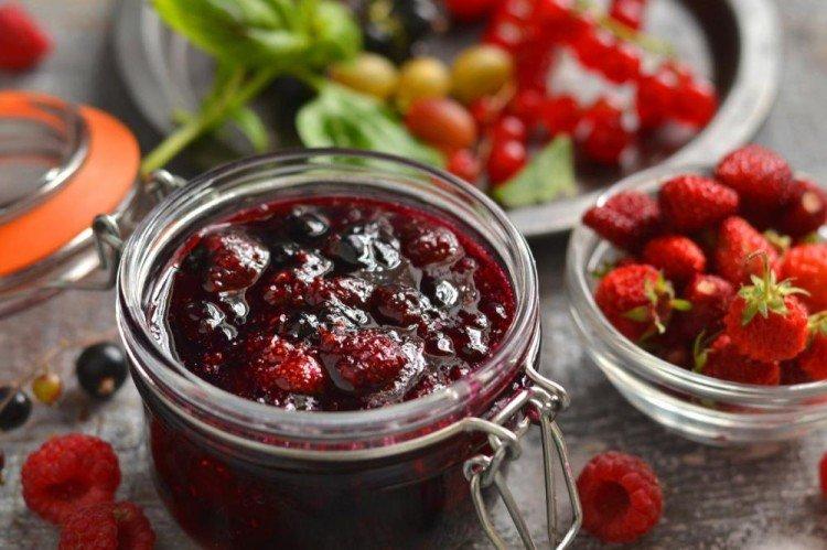 Marmelade mit ganzen Waldbeeren