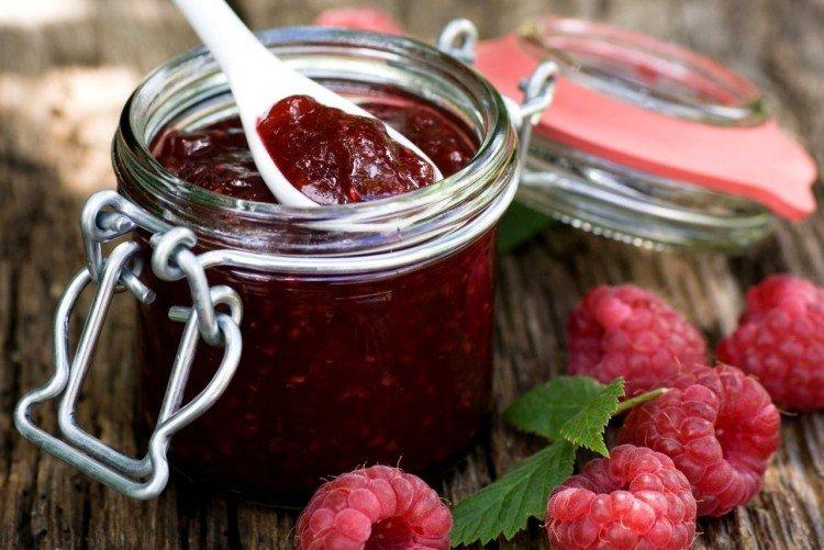 Marmelade mit Waldbeeren, Rum und Honig