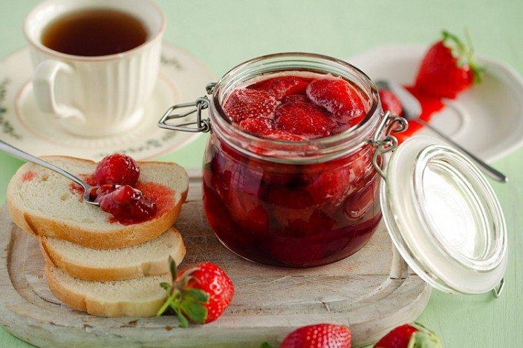 Mermelada de fresa en olla de cocción lenta