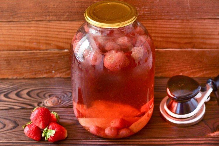 Compota de fresa con manzanas para el invierno