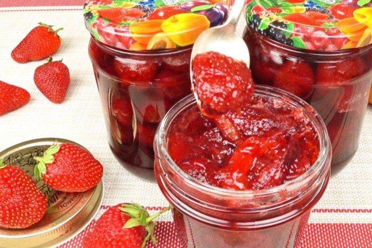 Mermelada de fresa con albaricoques y ron