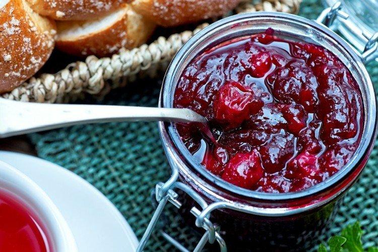 Mermelada de fresa con cerezas