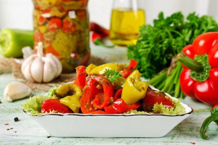 Ensalada de pimiento dulce con hierbas para el invierno
