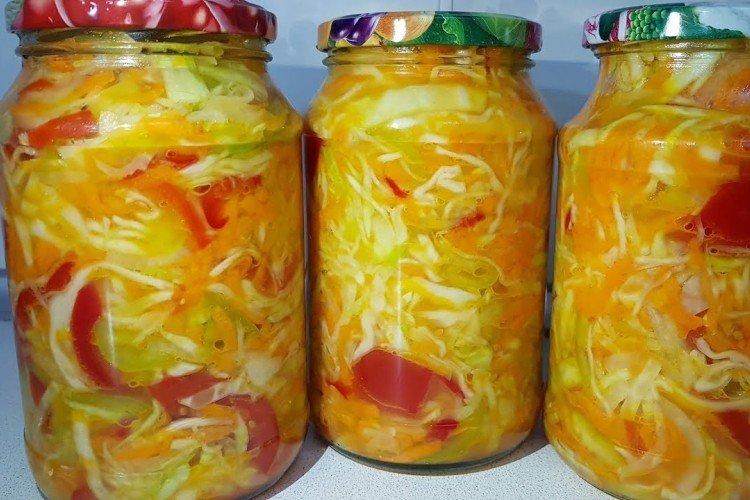 Ensalada de pimiento dulce con col para el invierno