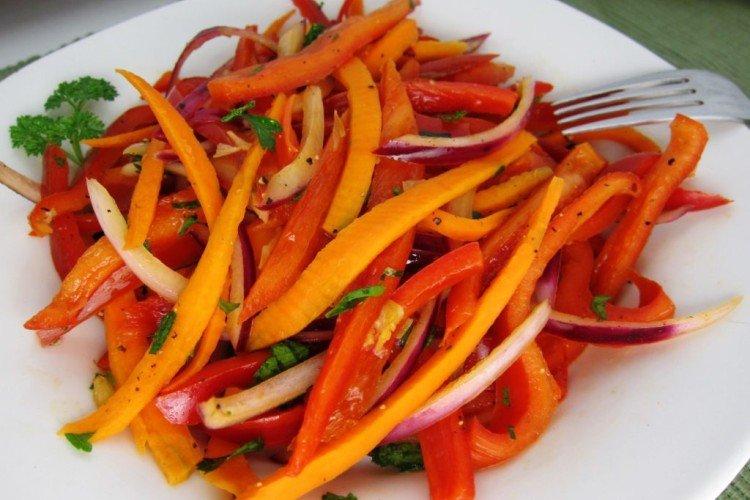 Ensalada de invierno de pimiento dulce con zanahoria
