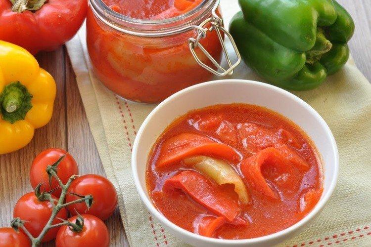 Ensalada de pimiento dulce con pasta de tomate