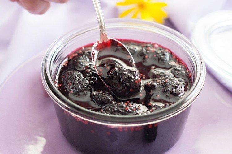 Maulbeermarmelade mit Zucker