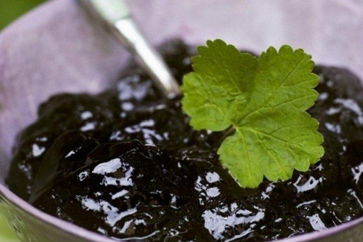 Maulbeeren- und schwarze Johannisbeermarmelade
