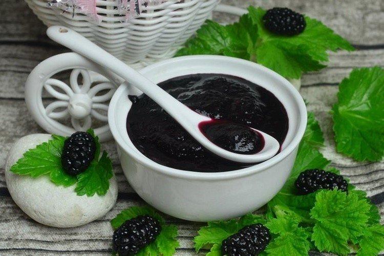 Marmelade aus pürierten Maulbeeren