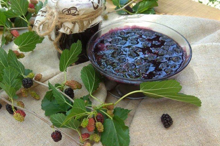 Marmelade mit Maulbeeren und Heidelbeeren