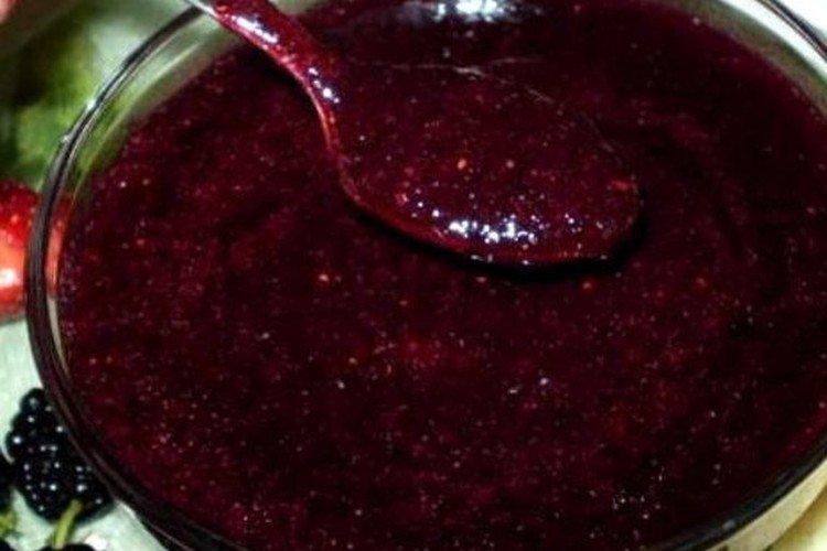 Marmelade mit Maulbeeren und Walderdbeeren