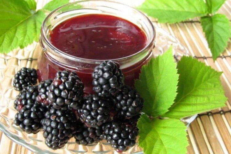 Marmelade aus Maulbeeren und Waldbeeren