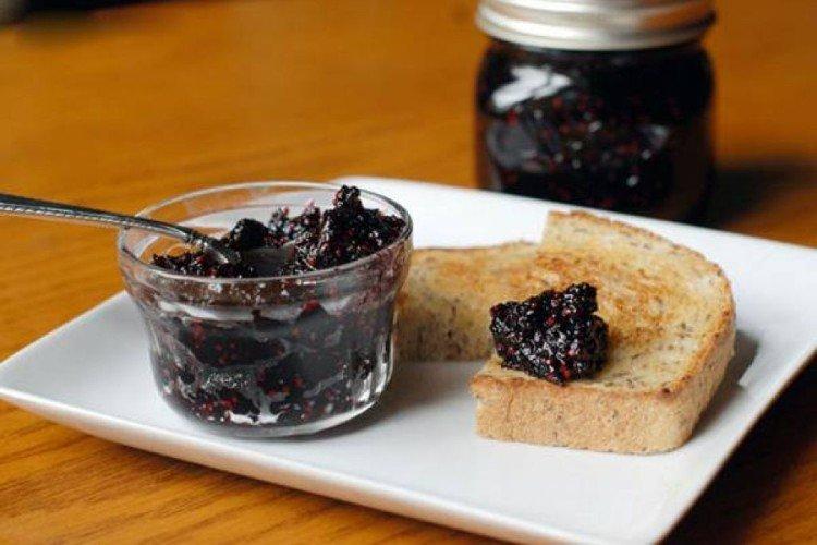 Maulbeermarmelade mit Aprikosen