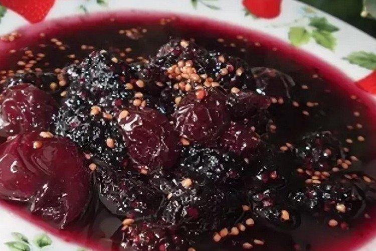 Marmelade mit Maulbeeren und Kirschen