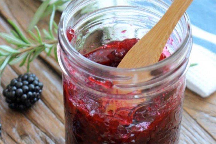 Marmelade mit Maulbeeren und roten Johannisbeeren