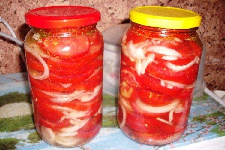 Ensalada de tomate y cebolla para el invierno