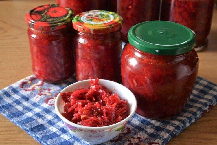 Ensalada con tomates y remolacha para el invierno