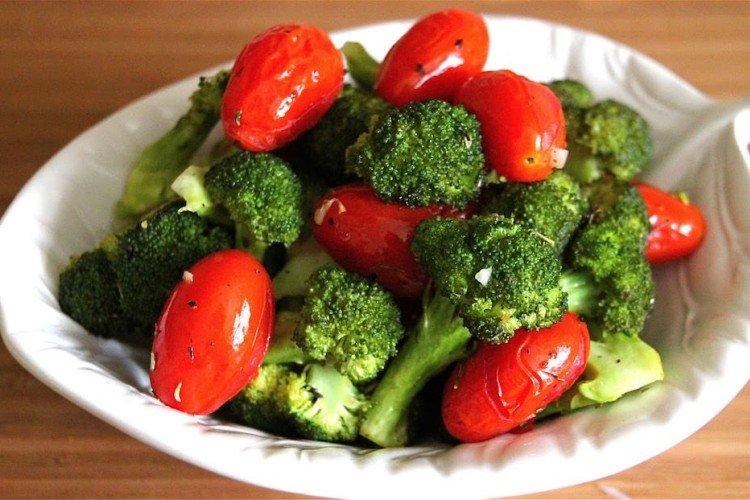 Ensalada de tomate con brócoli para el invierno