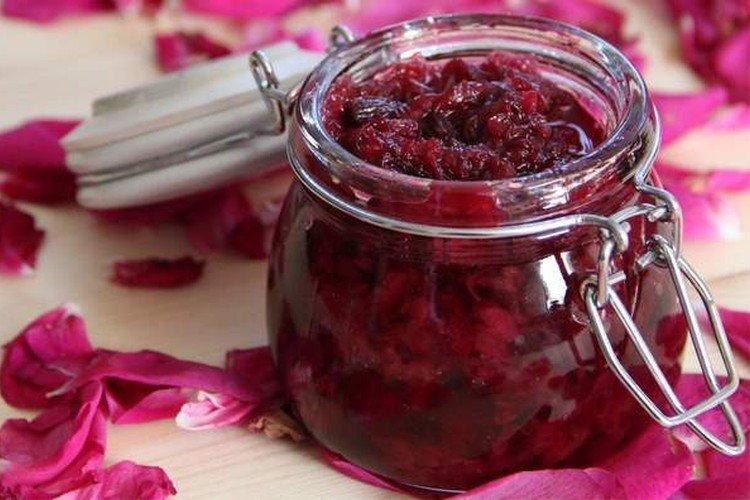 Варенье из крыжовника с лепестками роз