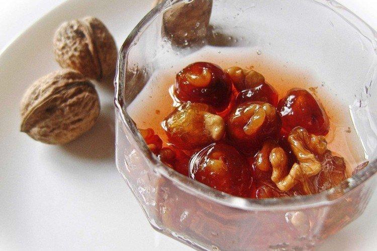 Варенье из крыжовника с грецким орехом