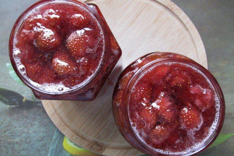 Victoria-Marmelade mit ganzen Beeren