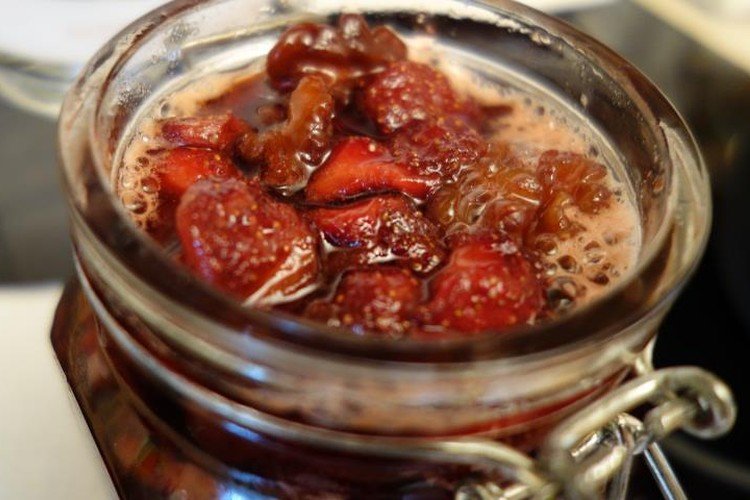 Victoria-Marmelade mit Nüssen