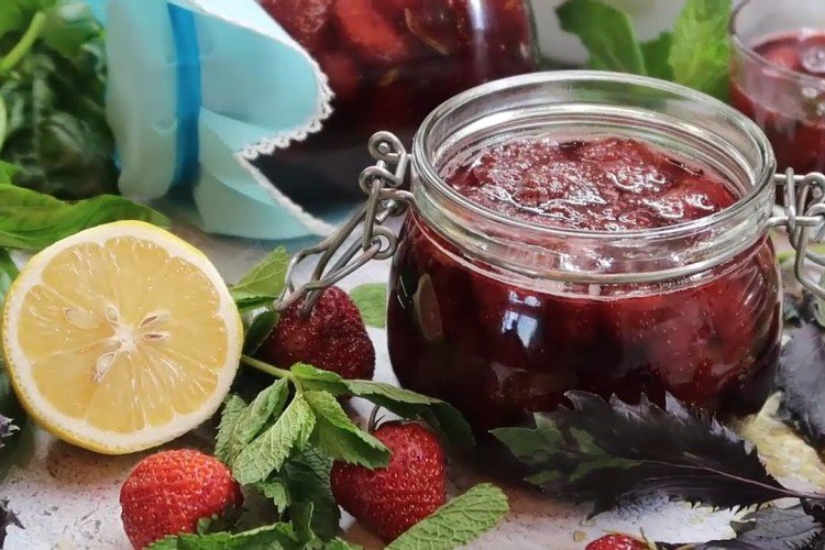 Victoria-Marmelade mit Minze und Basilikum