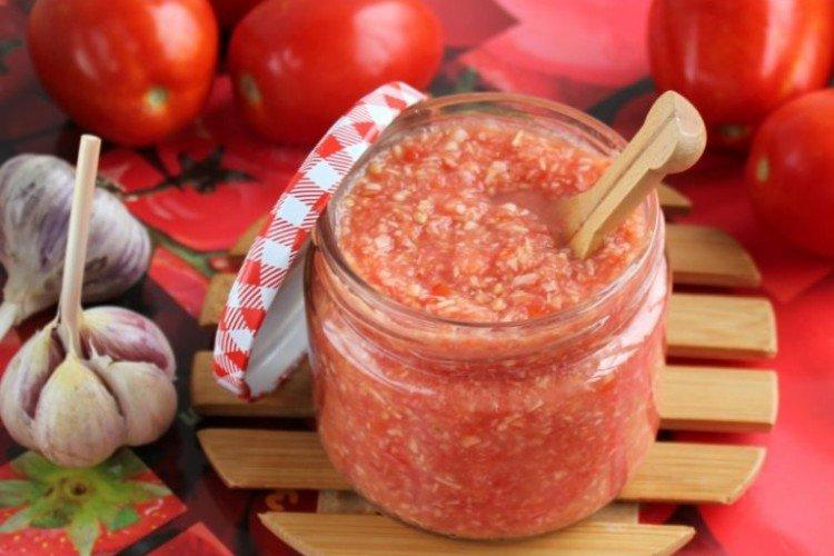 Adjika de tomate con rábano picante