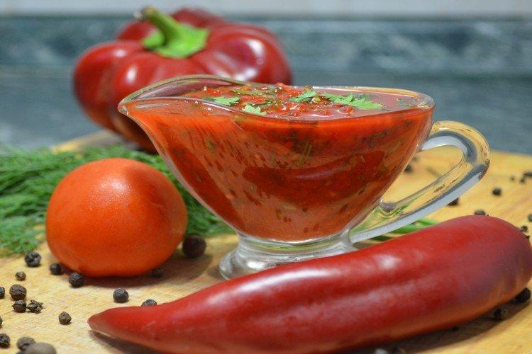 Adjika con tomates y hierbas
