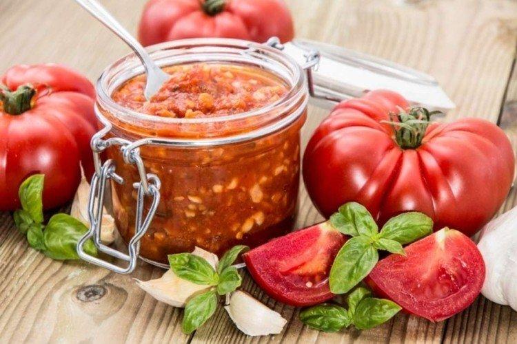 Adjika de tomate con albahaca