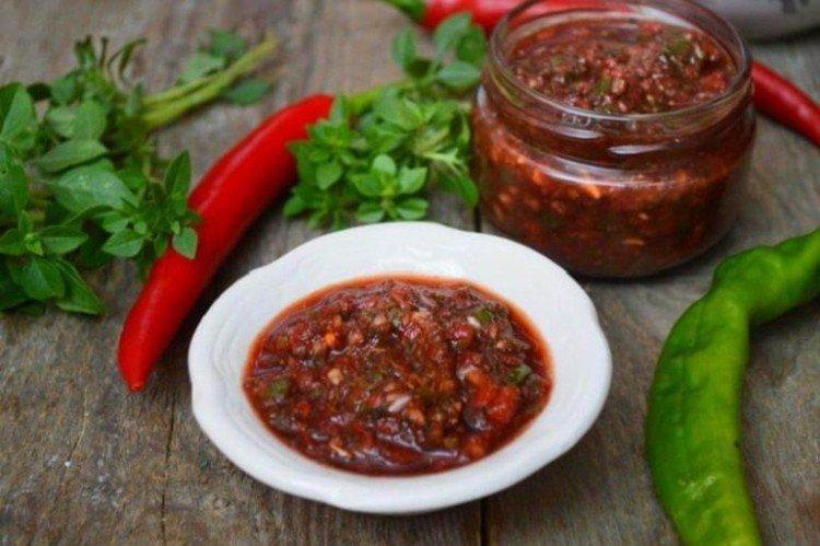 Adjika de tomate con nueces