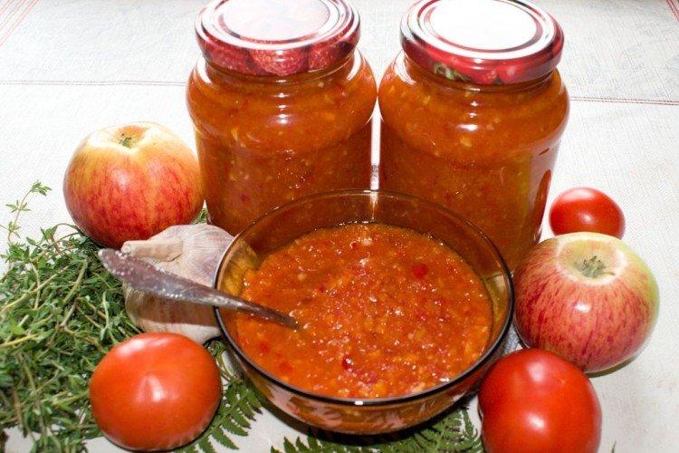 Adjika picante con tomates y cebolla