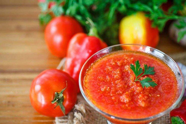 Adjika de tomate en olla de cocción lenta