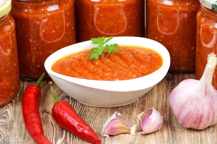 Adjika con tomates y zanahorias