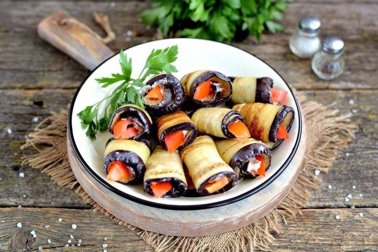 Rollitos de berenjena con tomate y ajo