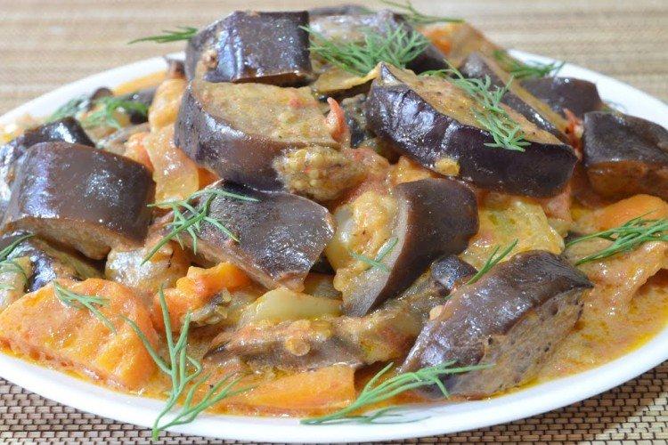 Berenjenas con tomate, ajo y crema agria