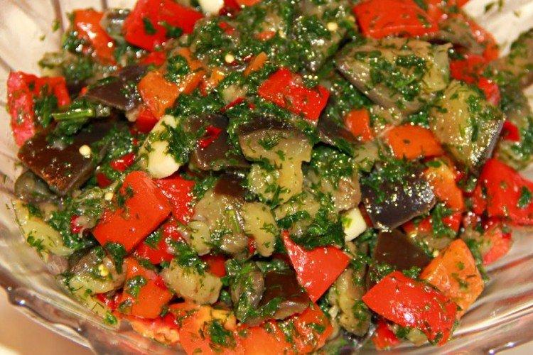 Ensalada de berenjenas, tomate y ajo