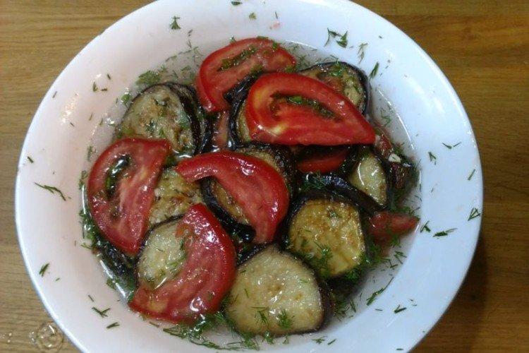 Berenjenas marinadas con tomate y ajo
