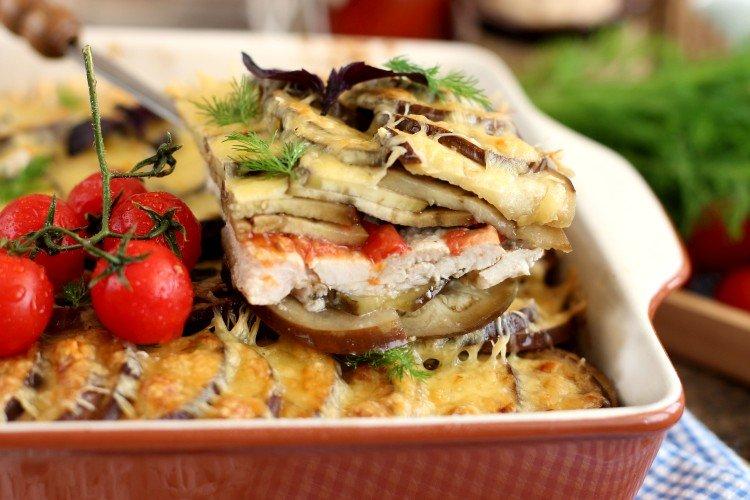 Berenjenas con tomate, ajo y pollo