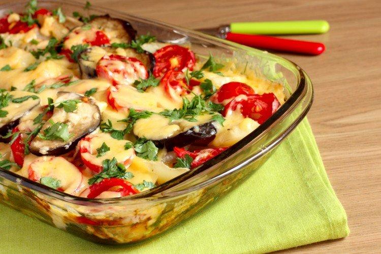 Gratinado de berenjenas con tomate y ajo en capas