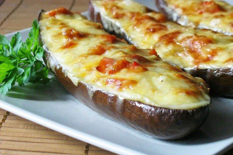 Berenjenas con tomate, ajo y carne picada