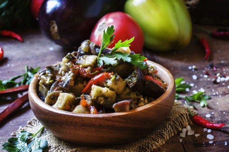 Berenjenas con tomate, ajo y champiñones