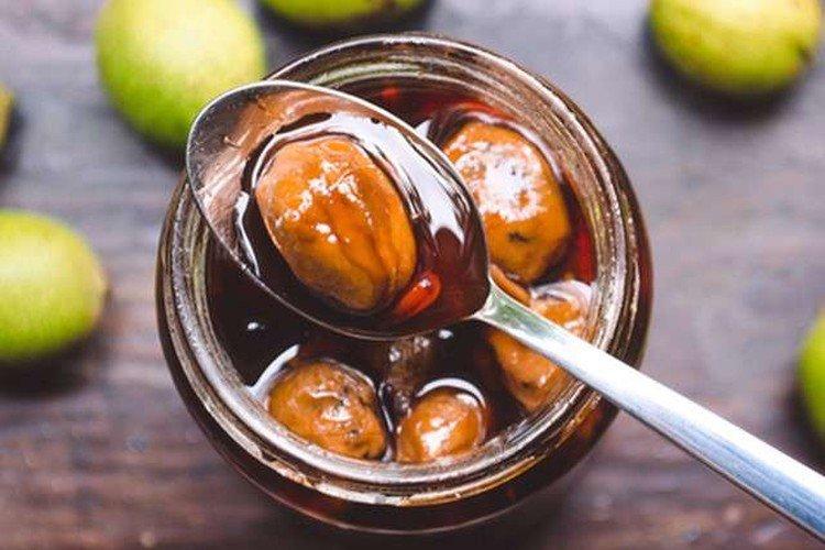 Grüne Walnussmarmelade mit Zucker