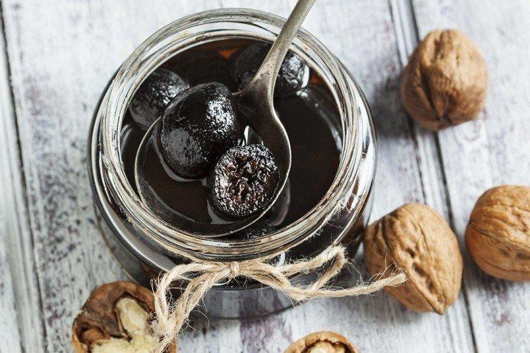 Grüne Walnussmarmelade mit Schale