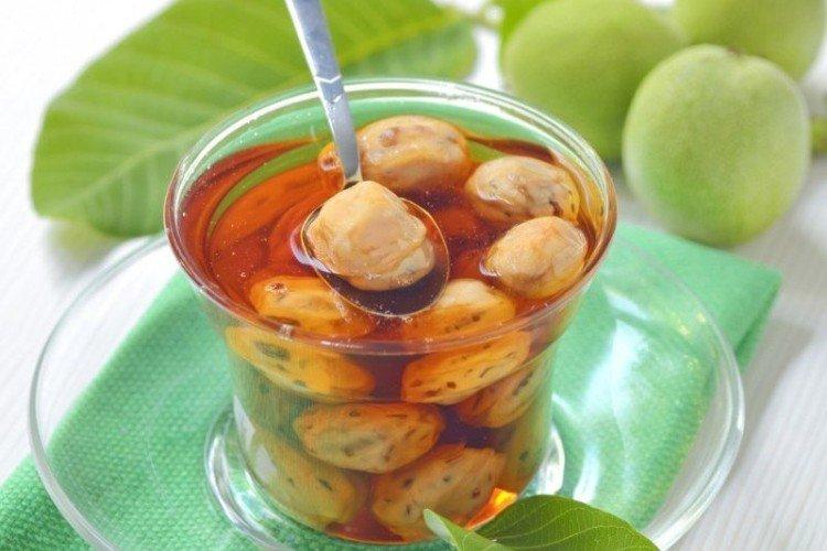Grüne Walnussmarmelade mit Soda